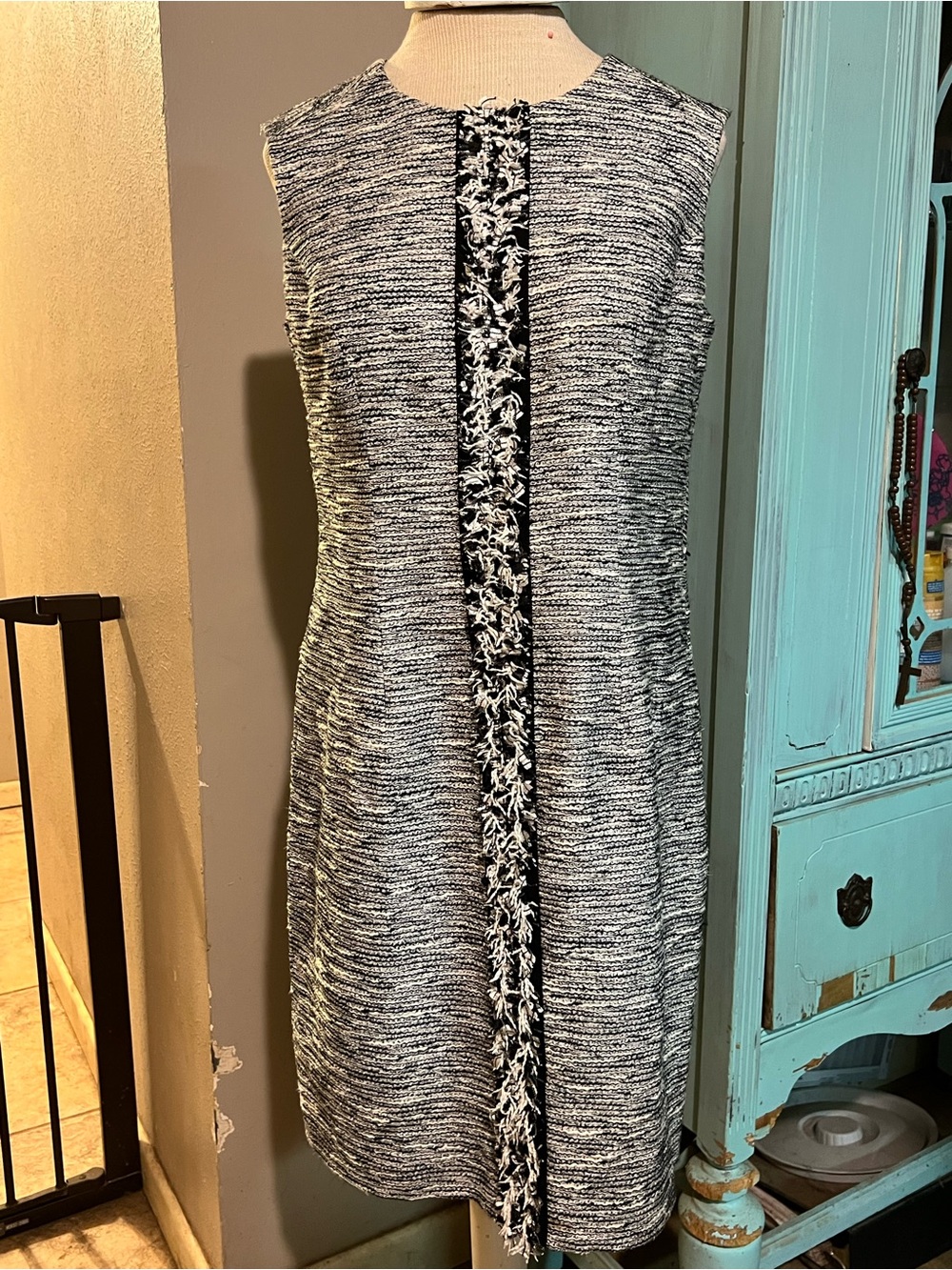 Carolina Herrera Textured Sleeveless Elegant Sheath Dress Sz 8 See Measurements